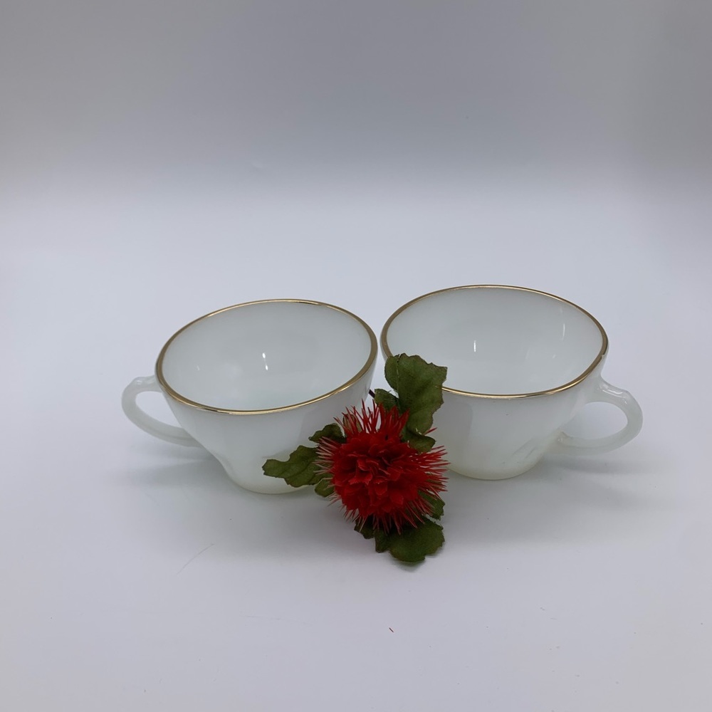 Pair Of Anchor Hocking SUBURIA Coffe/Tea Cups Milk Glass Swirl With Gold Rim 6oz